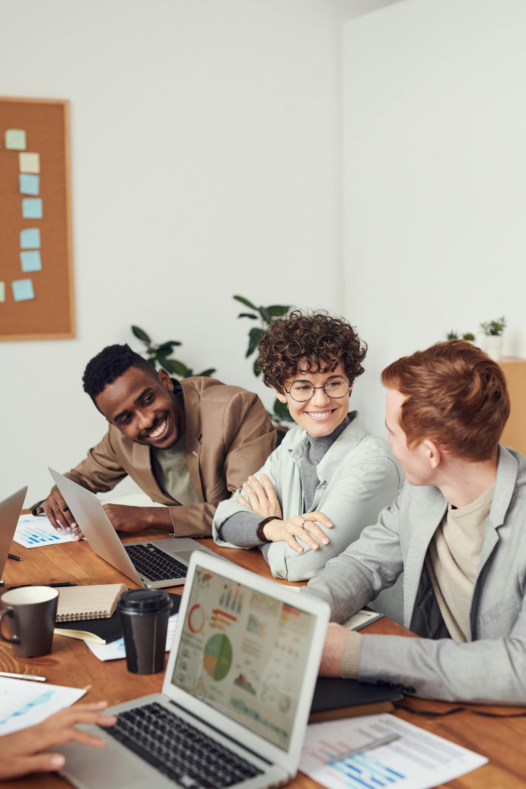 ISO 9001 - People talking at table