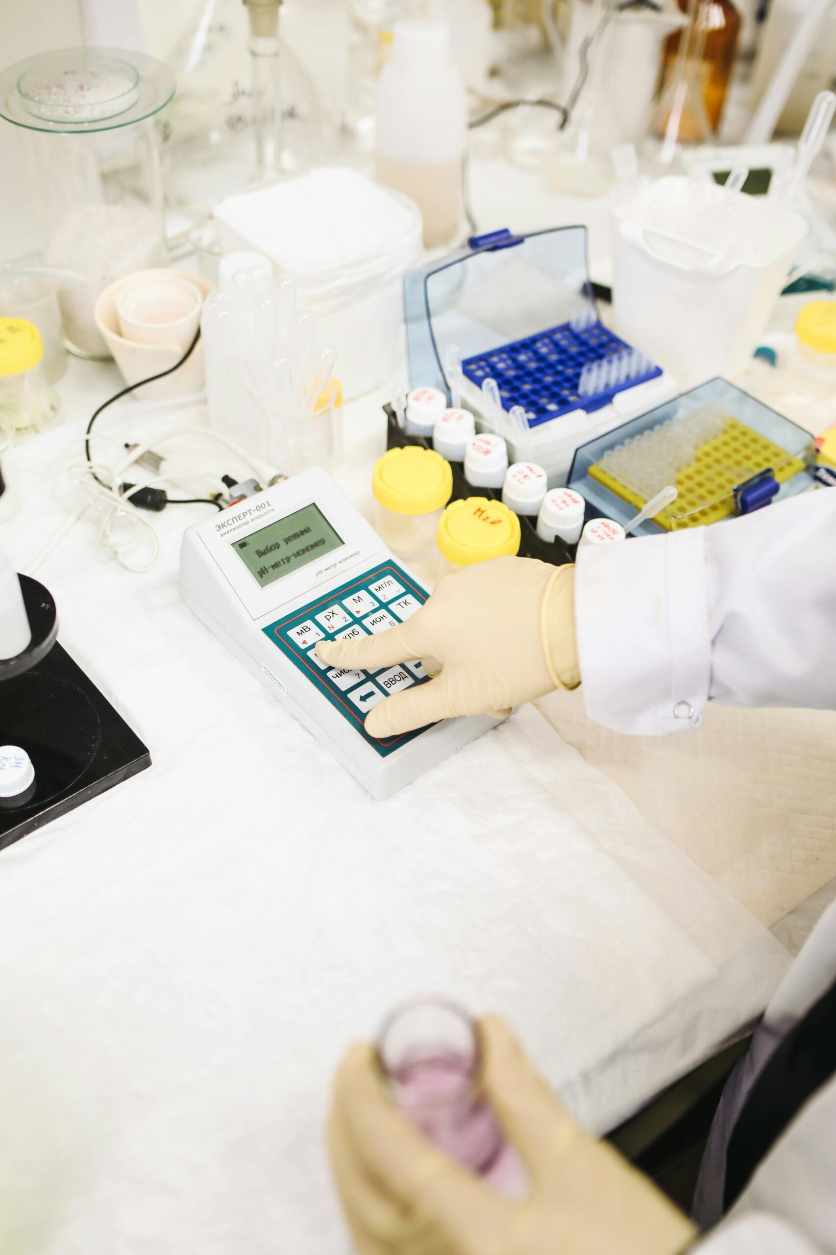 ISO 13485 Course - Lab organizing samples